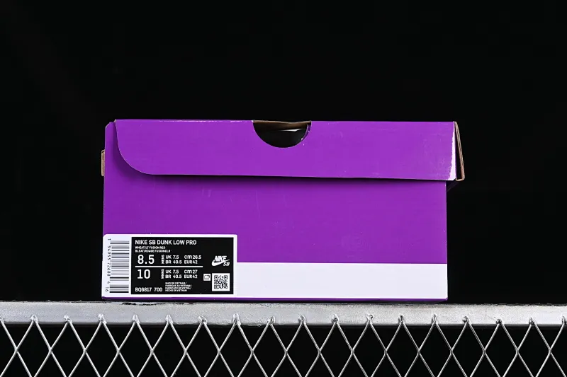 All categories Nk SB Dunk series Nk SB Dunk Low low-top sneakers Nk SB Dunk Low dark brown, white and yellow color SB smashed backboard fashion casual sneakers BQ6817-700